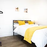 Central 2 Bed 2 Bath Apartment Near Brighton College, Beach, Hospital - Long Stay Offers