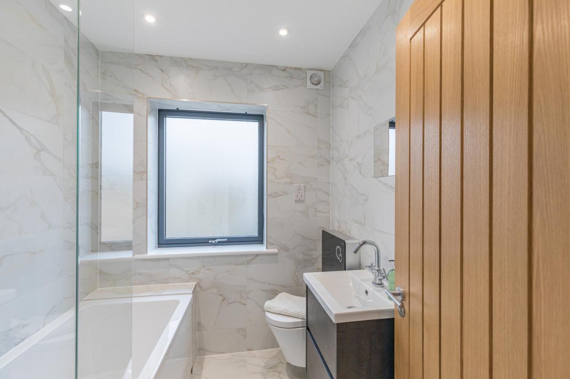 2 Bed 2 Bath Near College, Beach, Hospital - Long Offers Hove