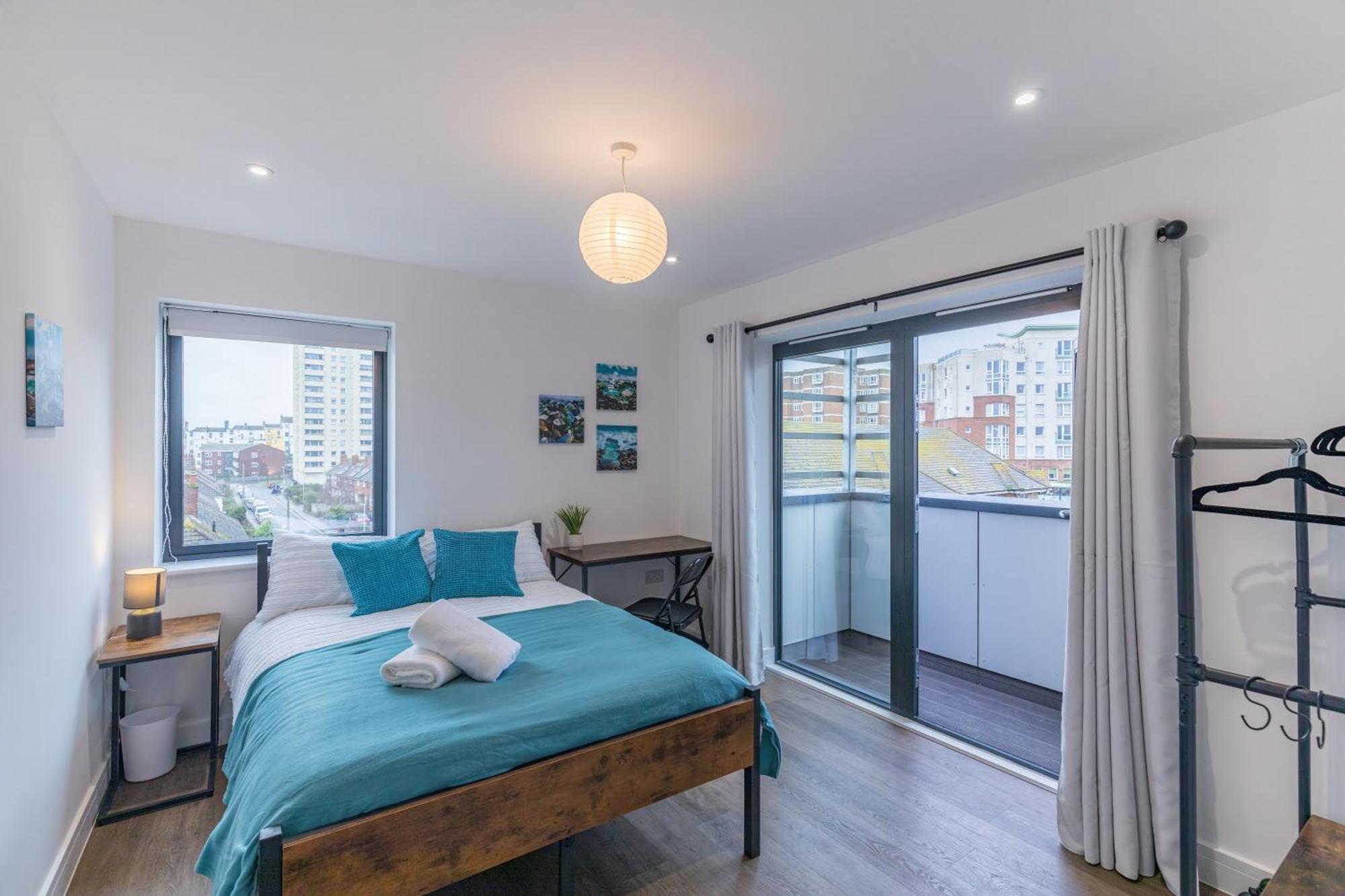 2 Bed 2 Bath Near College, Beach, Hospital - Long Offers * Hove