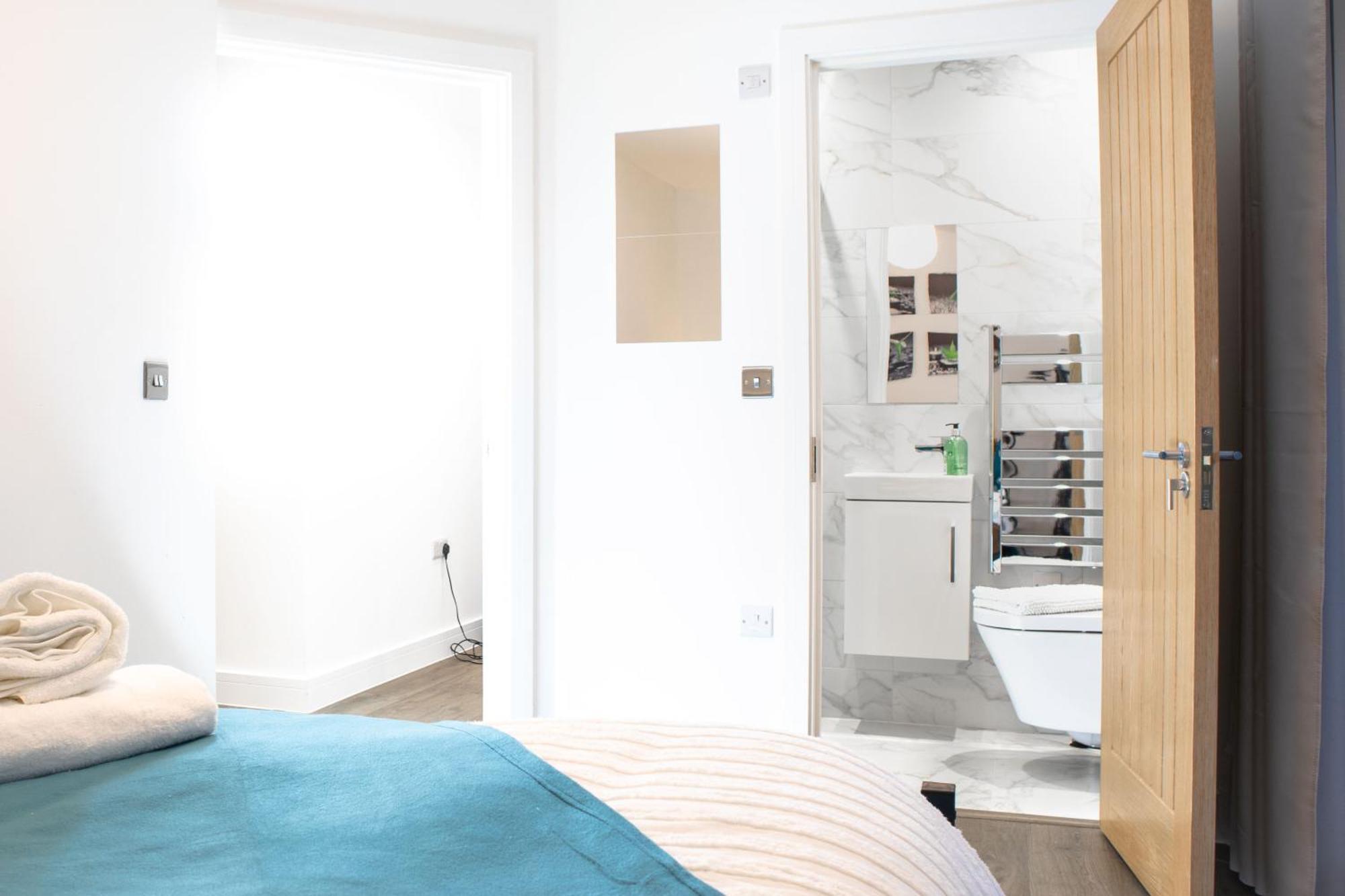 2 Bed 2 Bath Near College, Beach, Hospital - Long Offers Appartement Hove