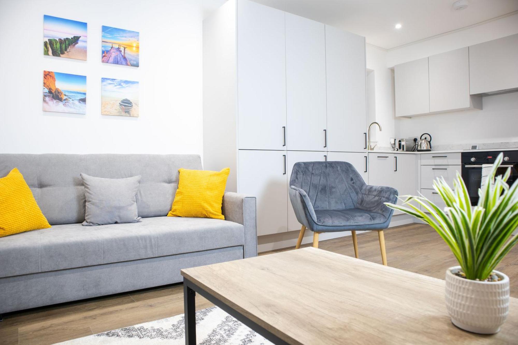 2 Bed 2 Bath Near College, Beach, Hospital - Long Offers Hove