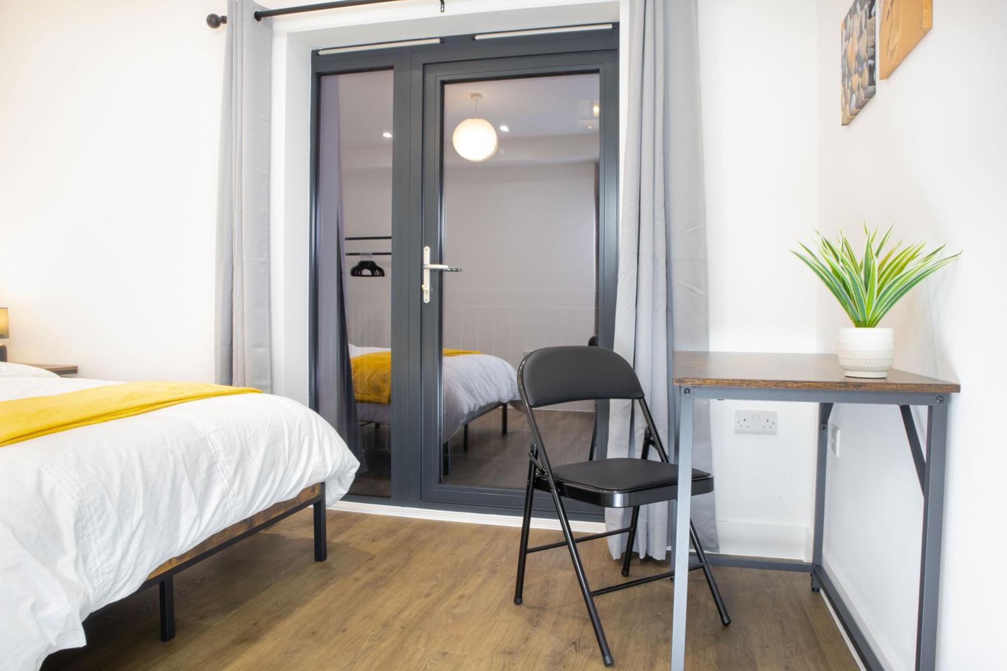2 Bed 2 Bath Near College, Beach, Hospital - Long Offers Hove